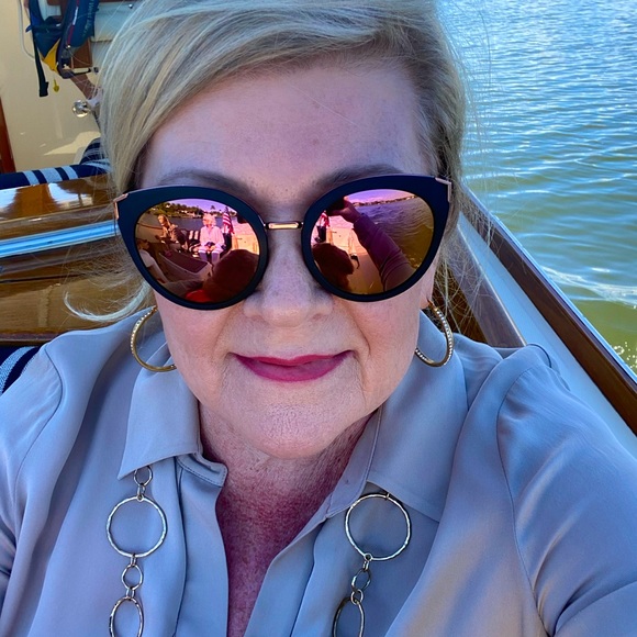 Meet Your Posher! - Picture 1 of 4